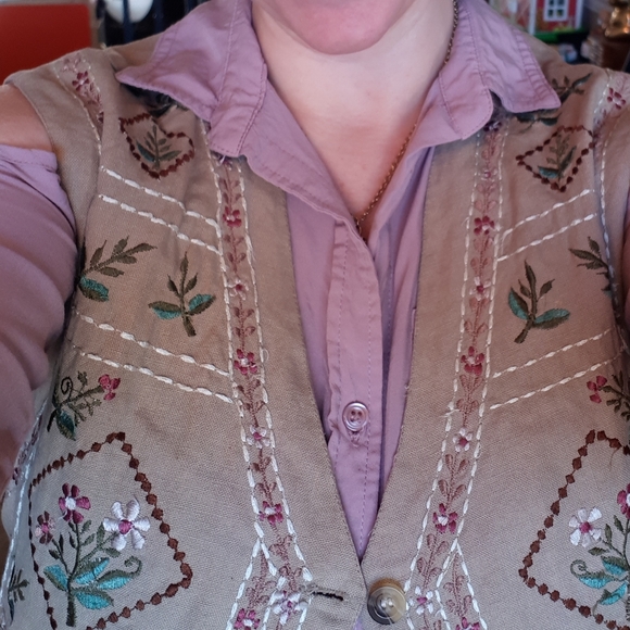 Unique vintage embroidered floral vest - Picture 11 of 11